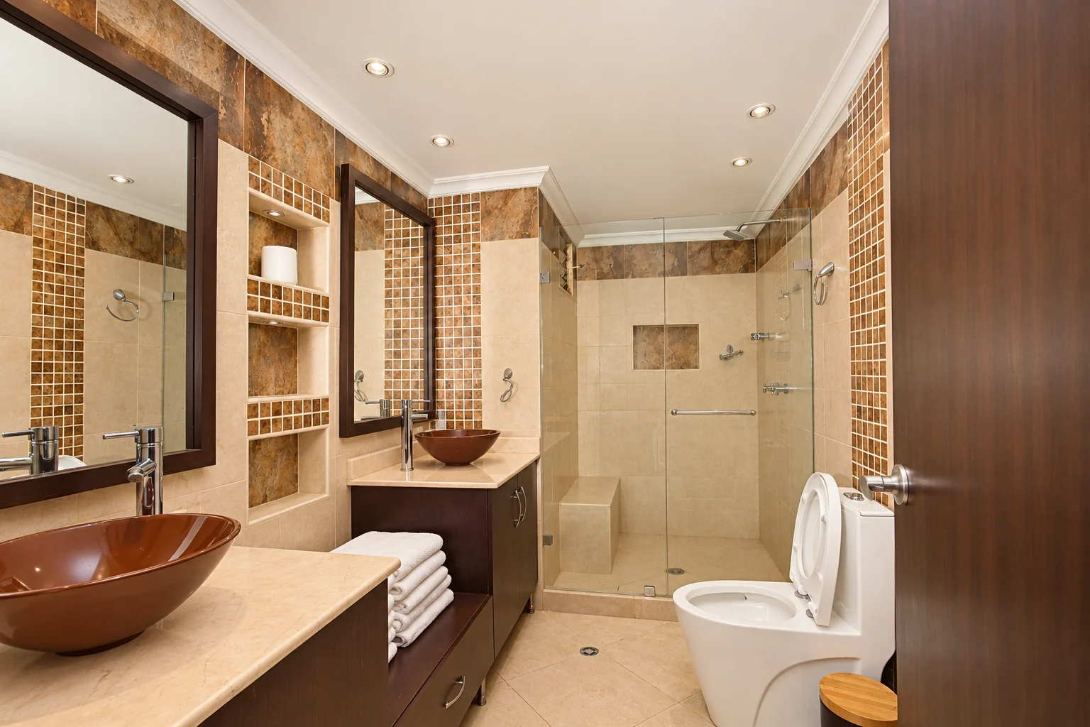 Baño con doble lavamanos y ducha