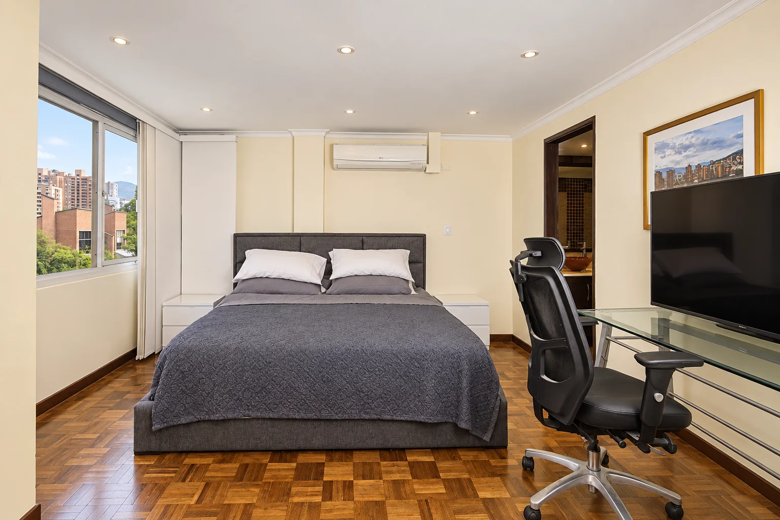 Habitación principal y piso de madera