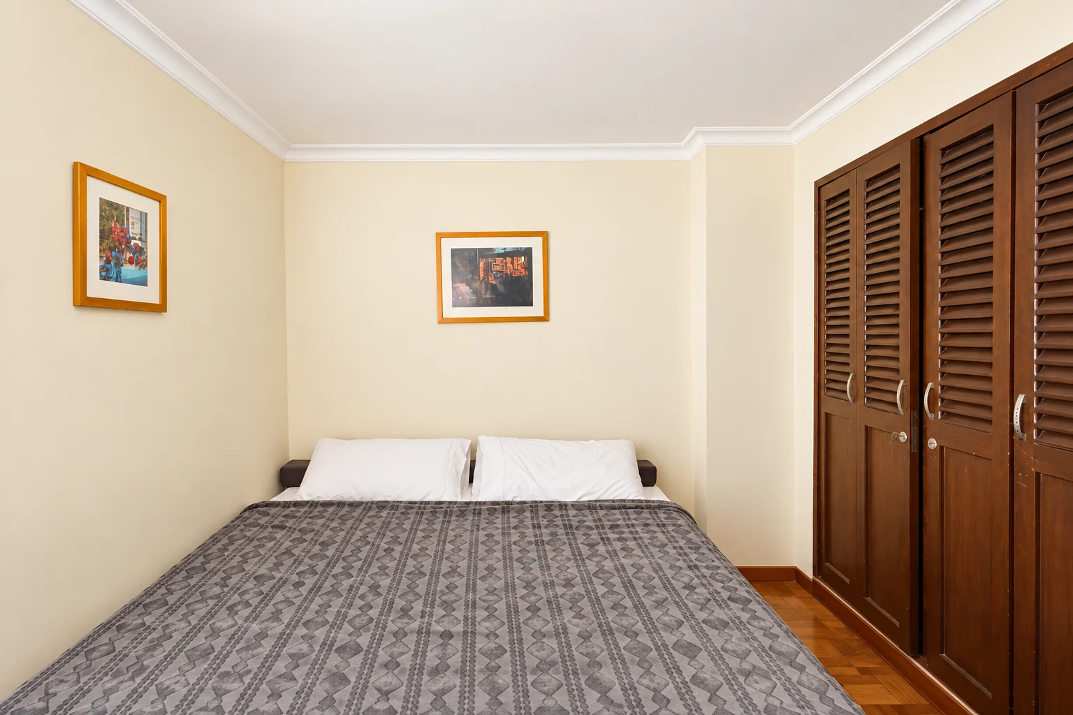 Habitación con clóset de madera