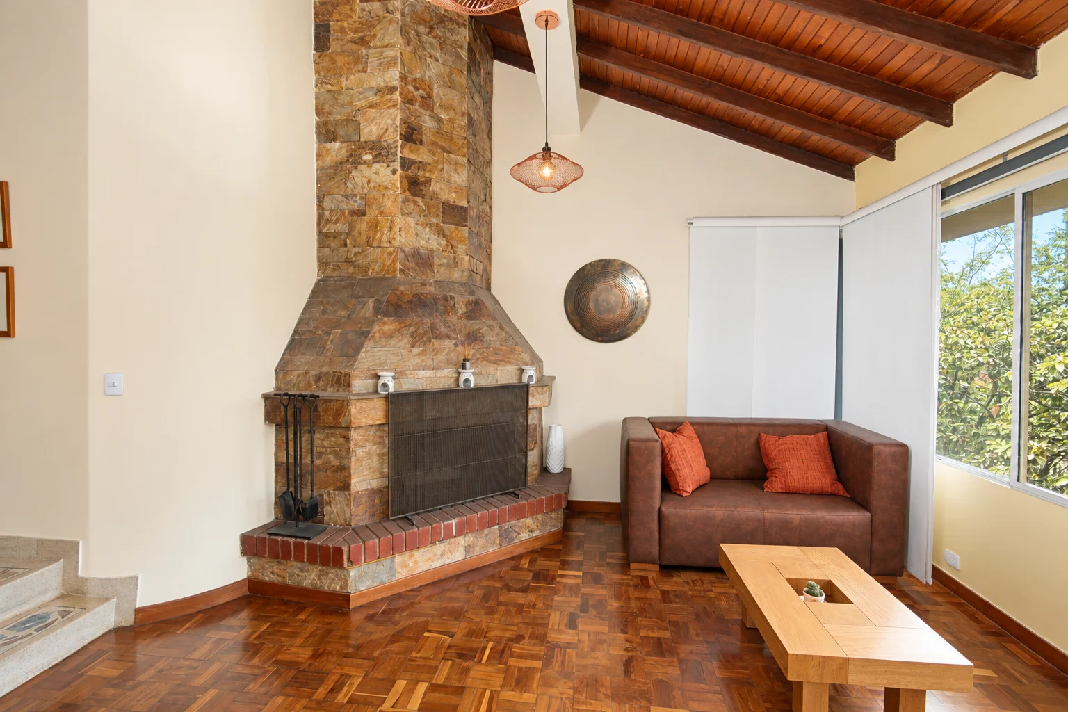 Chimenea y pisos de madera restaurados