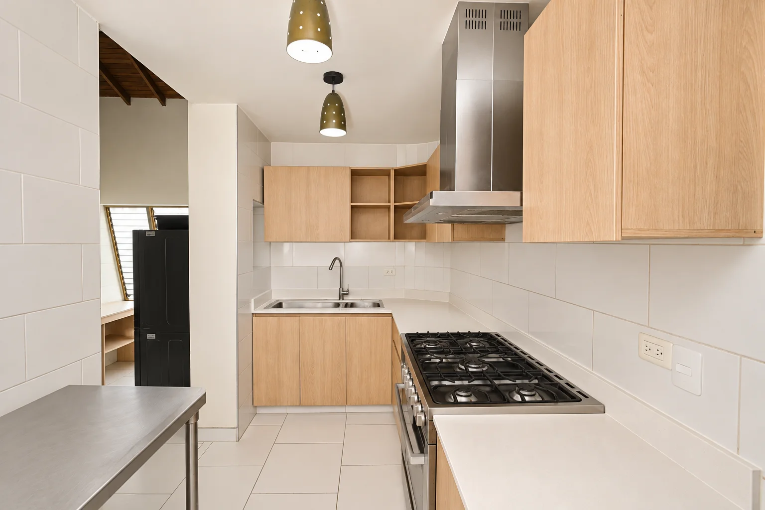 Cocina remodelada con gabinetes a medida