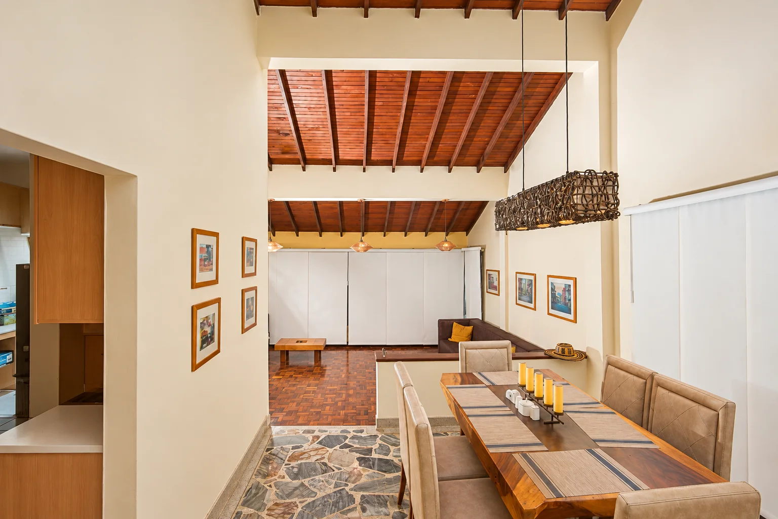 Sala y comedor bajo techos altos de madera