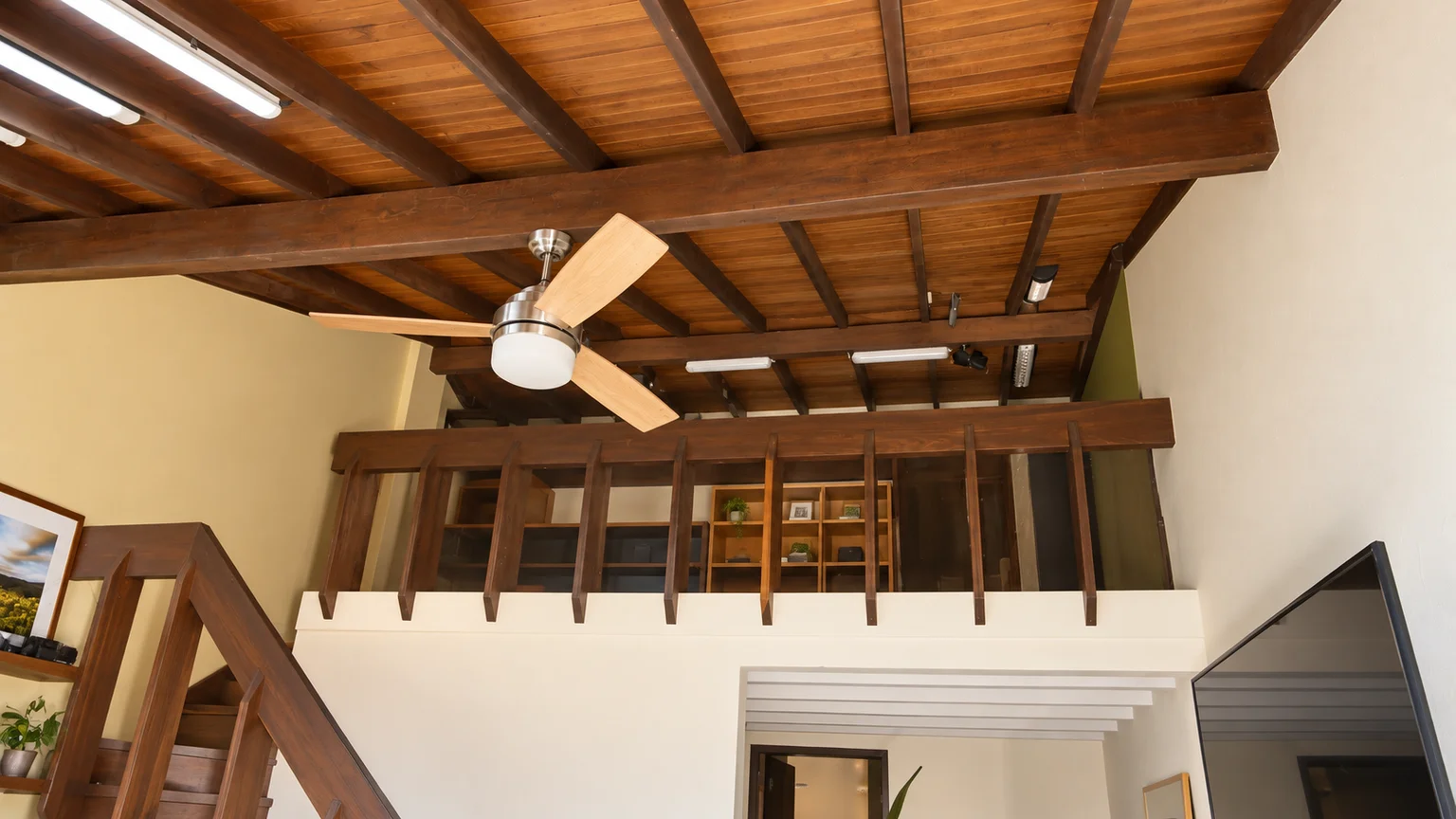 Altillo y vigas de madera