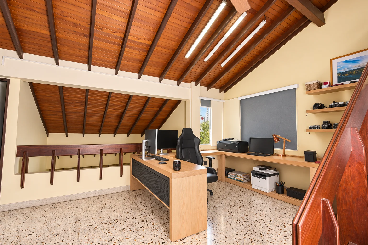 Estudio bajo la cubierta de madera